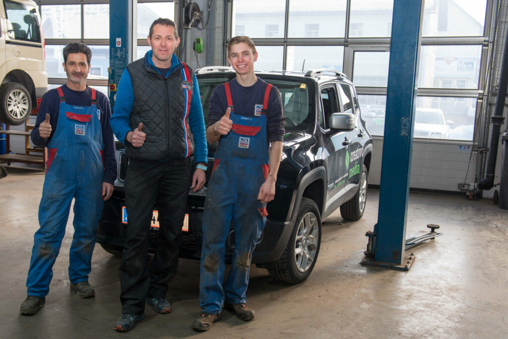 KFZ Meister Michael Schnabl (Mitte) und sein Team, Foto: © alfred santnerMichael Schnabl freut sich auf euren Besuch in seiner Werkstätte in Nötsch!